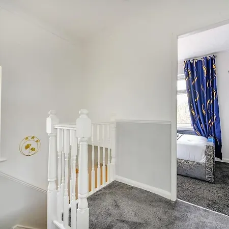 328Ol - Stylish Family Home With Hot Tub *