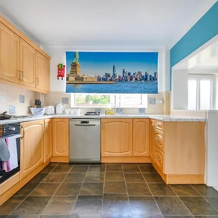 328Ol - Stylish Family Home With Hot Tub * 利兹