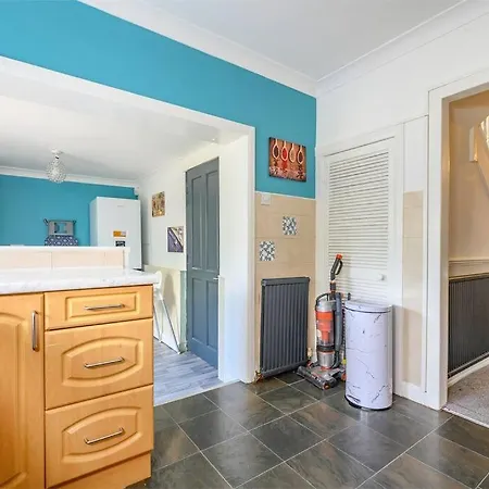 328Ol - Stylish Family Home With Hot Tub 利兹