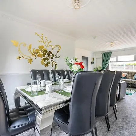 328Ol - Stylish Family Home With Hot Tub 度假居