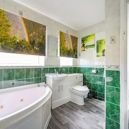 328Ol - Stylish Family Home With Hot Tub * 利兹