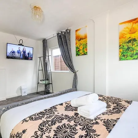 328Ol - Stylish Family Home With Hot Tub *