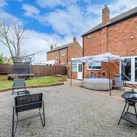 328Ol - Stylish Family Home With Hot Tub * 利兹
