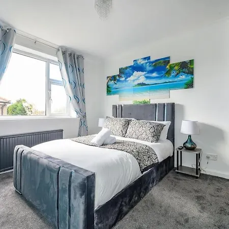 328Ol - Stylish Family Home With Hot Tub 利兹