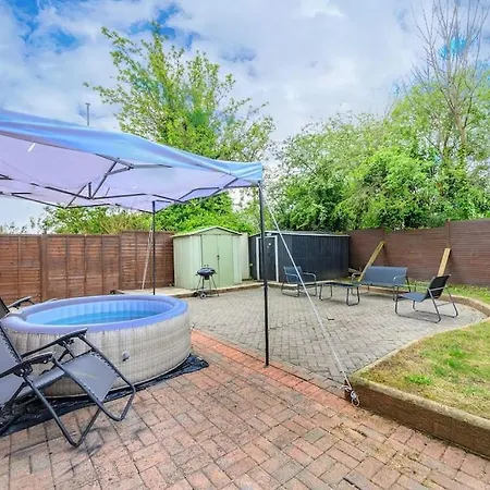 328Ol - Stylish Family Home With Hot Tub * 利兹