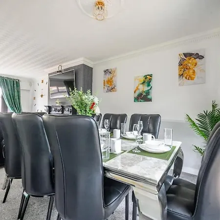 328Ol - Stylish Family Home With Hot Tub