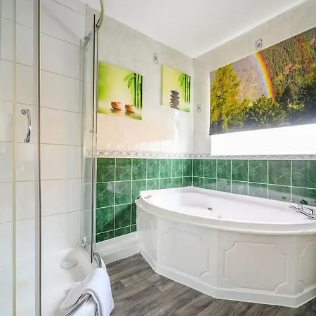 328Ol - Stylish Family Home With Hot Tub * 利兹