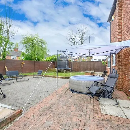 328Ol - Stylish Family Home With Hot Tub 利兹