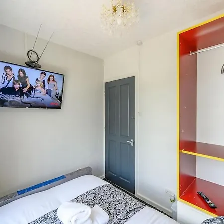 328Ol - Stylish Family Home With Hot Tub *