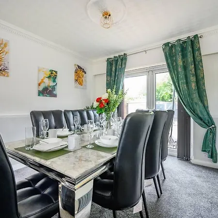328Ol - Stylish Family Home With Hot Tub