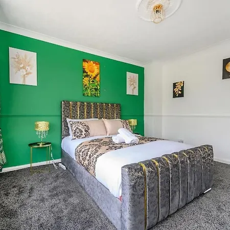 328Ol - Stylish Family Home With Hot Tub * 利兹