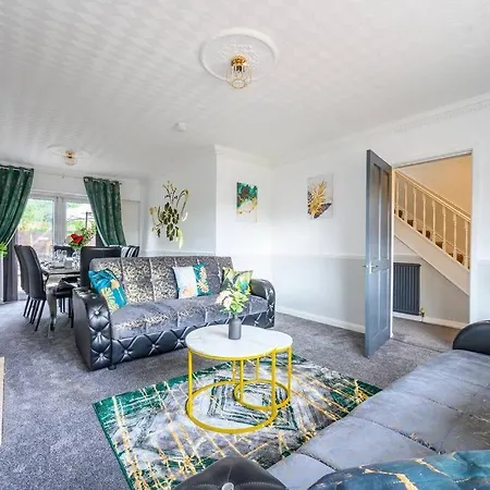328Ol - Stylish Family Home With Hot Tub 利兹
