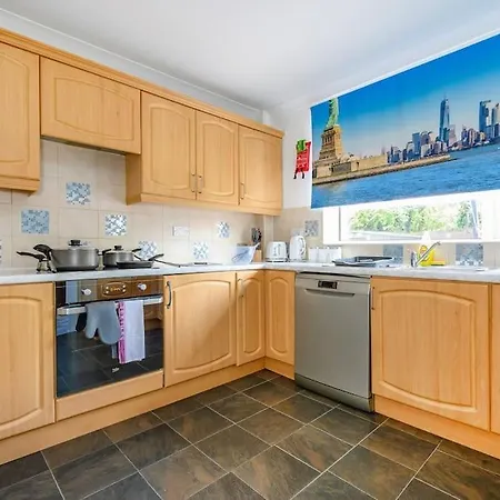 328Ol - Stylish Family Home With Hot Tub *