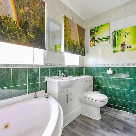 328Ol - Stylish Family Home With Hot Tub 度假居 *