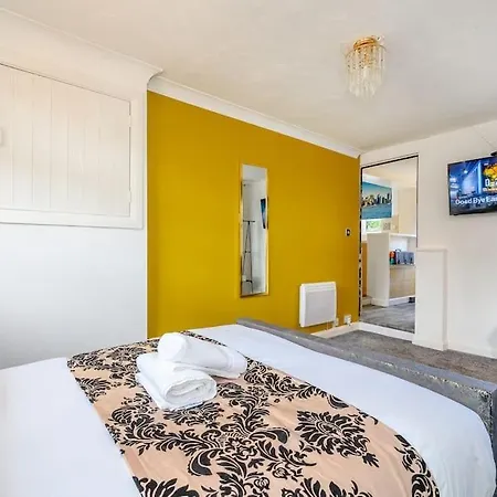 328Ol - Stylish Family Home With Hot Tub 利兹