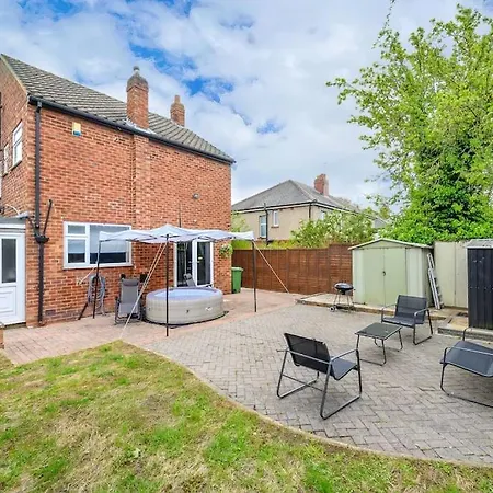 328Ol - Stylish Family Home With Hot Tub *