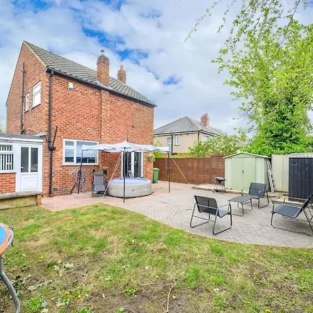 328Ol - Stylish Family Home With Hot Tub * 利兹