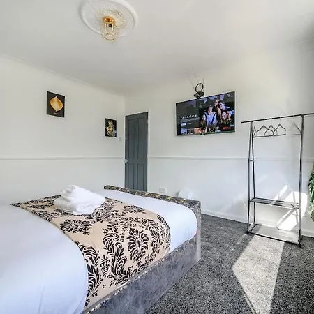 328Ol - Stylish Family Home With Hot Tub *