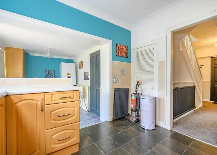 *328ol* For Your Relaxed & Cosy + Parking Leeds (West Yorkshire)