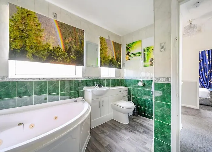 *328ol* For Your Relaxed & Cosy + Parking * Leeds (West Yorkshire)