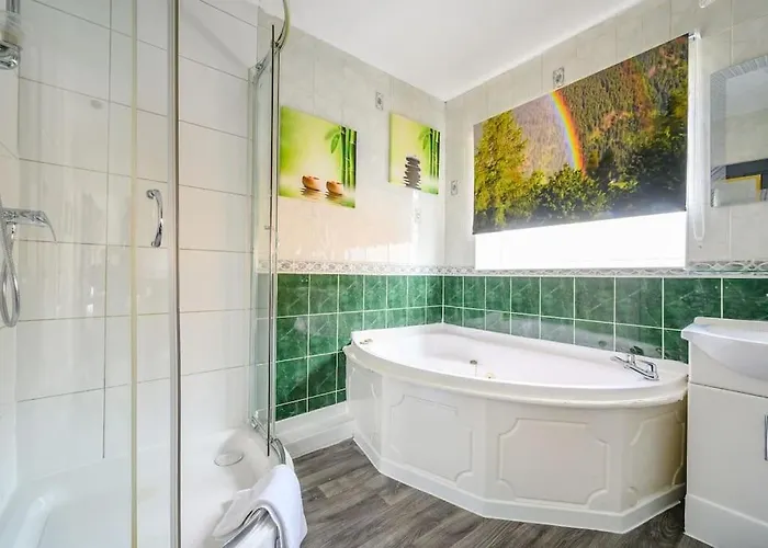 *328ol* For Your Relaxed & Cosy + Parking * Leeds (West Yorkshire)