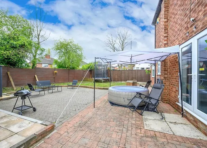 *328ol* For Your Relaxed & Cosy + Parking Leeds (West Yorkshire)