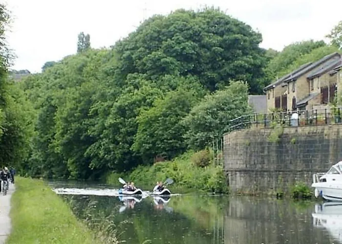 *328ol* For Your Relaxed & Cosy + Parking Leeds (West Yorkshire)