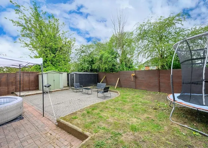 *328ol* For Your Relaxed & Cosy + Parking Leeds (West Yorkshire)